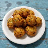 Bolinho de Bacalhau (8 un.), Moqueca de Barro