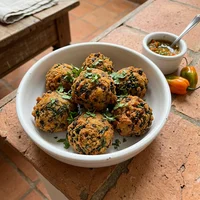 Bolinho de Feijão com Couve, Raiz e Panela