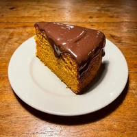 Fatia de Bolo de Cenoura, Bule & Bolinho