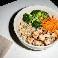 Bowl de Frango com Arroz Integral, Verde de Esquina