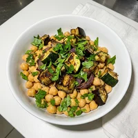 Bowl de Grão-de-Bico com Legumes Assados, Verde de Esquina