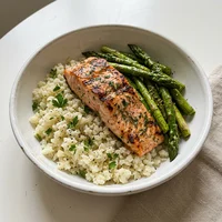 Bowl de Salmão com Arroz de Couve-Flor, Proteína Viva