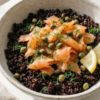 Bowl de Salmão Defumado com Alcaparras, Mar & Folha