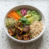 Bowl de Tofu Grelhado com Missô, Raiz & Folha