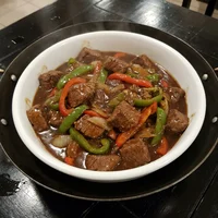 Carne ao Molho Escuro com Pimentão, Dragão Dourado