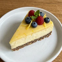 Cheesecake de Limão com Base de Castanha, Folha & Ovo