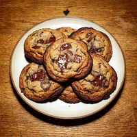 Cookie de Gotas de Chocolate, Bule & Bolinho