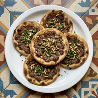 Esfiha Aberta de Carne com Pinoli, Shawarma na Brasa