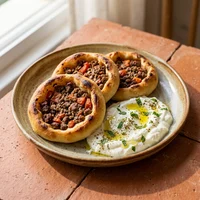 Esfiha de Carne com Coalhada, Brasa & Mussarela