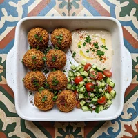 Falafel na Bandeja com Tahine, Sfiha Verde
