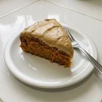 Bolo de Cenoura com Ganache de Castanha, Doce Raiz