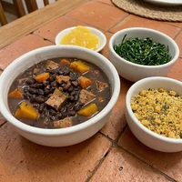 Feijoada Vegetariana de Legumes Defumados, Raiz e Panela