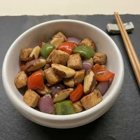 Xadrez de Frango com Castanha-do-Pará, Wok e Brasa