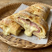 Joelho de Presunto, Queijo e Requeijão, Padaria Café com Broa
