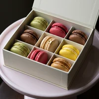 Caixa com Nove Macarons Sortidos, Amêndoa Amarga