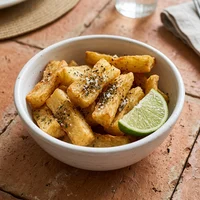 Mandioca Frita com Sal de Ervas, Raiz e Panela