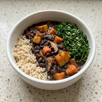 Marmita Vegana de Feijoada de Legumes, Raiz & Folha