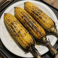 Milho Verde Assado com Manteiga, Brasa e Horta