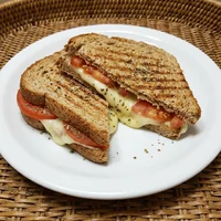 Misto Quente de Queijo Branco e Tomate, Padaria Grão Inteiro