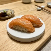 Niguiri de Salmão (2 un.), Sakura Wok e Sushi