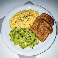 Ovos Mexidos com Abacate e Torrada, Verde de Esquina