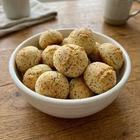 Pão de Queijo com Chia, Folha & Ovo