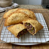 Pastel de Charque com Cebola Roxa, Pastelaria Tucupi e Jambu