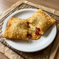 Pastel de Pizza com Queijo Coalho, Pastelaria Tucupi e Jambu