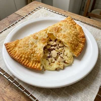 Pastel de Quatro Queijos com Castanha, Pastelaria Tucupi e Jambu