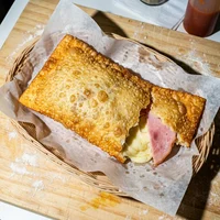 Pastel de Queijo com Presunto, Pastel do Mercado Velho
