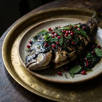 Peixe Inteiro na Brasa com Tahine Preto, Cedro e Sumagre