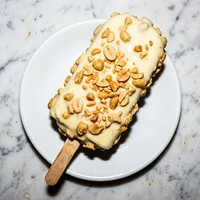 Picolé de Chocolate Branco com Amendoim, Casquinha & Companhia