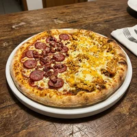 Vira-Lata, Pizzaria Meia-Noite