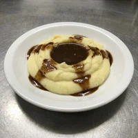 Purê Cremoso com Molho do Assado, Crocante & Companhia