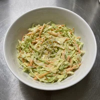 Salada Cremosa de Repolho, Crocante & Companhia