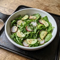 Salada Verde com Vinagrete de Mostarda, Brasa e Horta