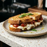 Sanduíche de Burrata com Tomate Confitado, Clorofila