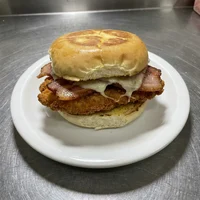 Sanduíche de Frango com Bacon, Crocante & Companhia