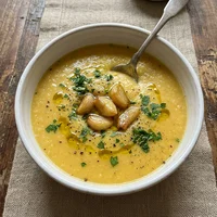 Sopa de Mandioquinha com Alho Confitado, Verde Caldo