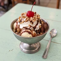 Sundae da Casa na Taça de Metal, Sorveteria Lua Fria