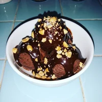 Sundae de Chocolate com Amendoim, Bola Cheia Sorvetes