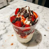 Sundae de Morango com Biscoito, Casquinha & Companhia