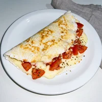 Tapioca de Queijo Branco com Tomate, Verde de Esquina