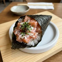 Temaki de Salmão com Cream Cheese, Sakura Wok e Sushi