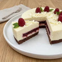 Torta Mousse de Chocolate Branco com Framboesa, Brigaderia Cacau & Sal