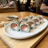 Uramaki Filadélfia (8 un.), Sakura Wok e Sushi