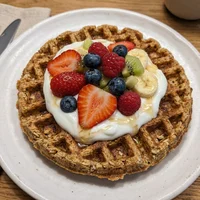 Waffle de Aveia com Frutas, Folha & Ovo