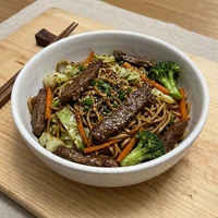 Yakisoba de Carne, Sakura Wok e Sushi