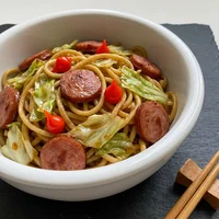 Yakisoba de Linguiça e Repolho, Wok e Brasa